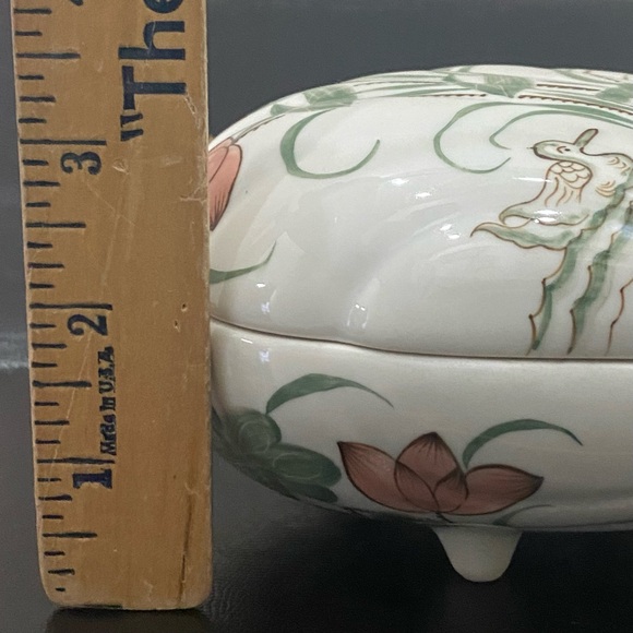 Handpainted Ducks & Lilies Porcelain Scalloped Shell Lidded Trinket Box - Picture 11 of 16